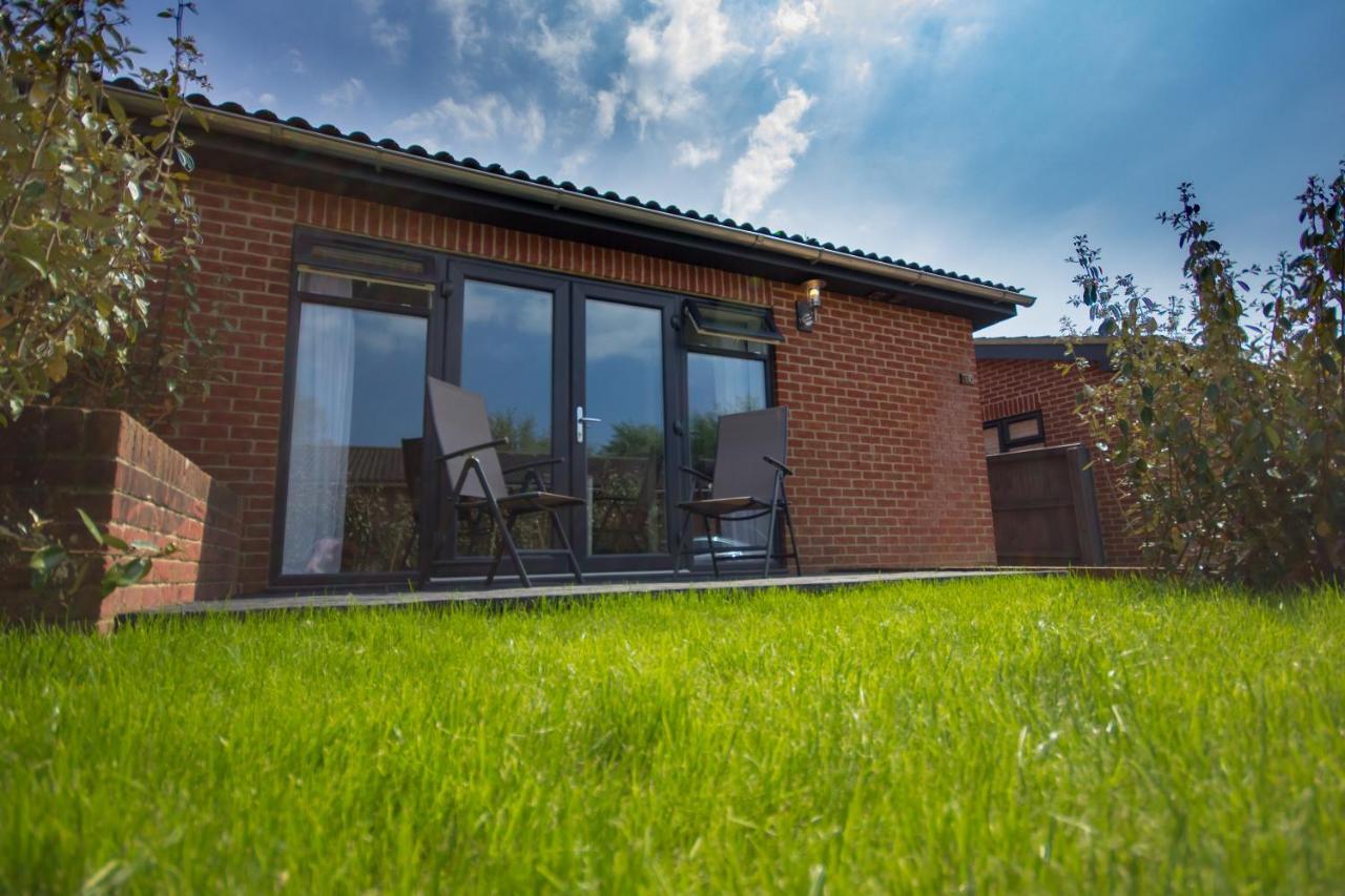 The Lakes Rookley Exterior foto A typical lodge at the park
