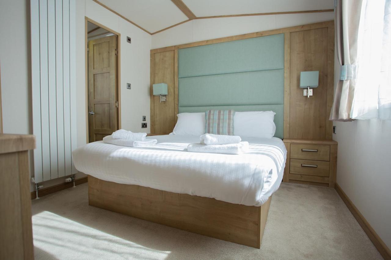 The Lakes Rookley Exterior foto A bedroom in a static