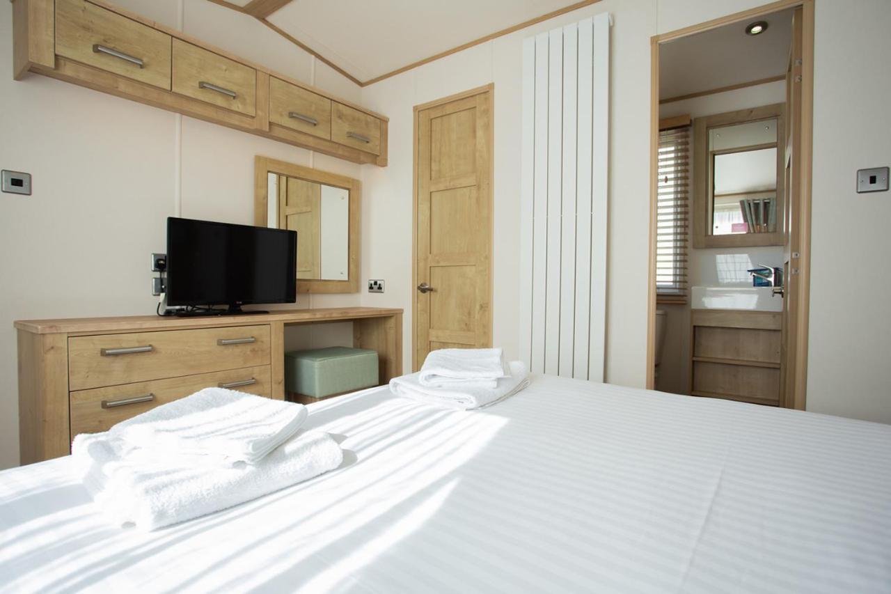 The Lakes Rookley Exterior foto A bedroom in a static