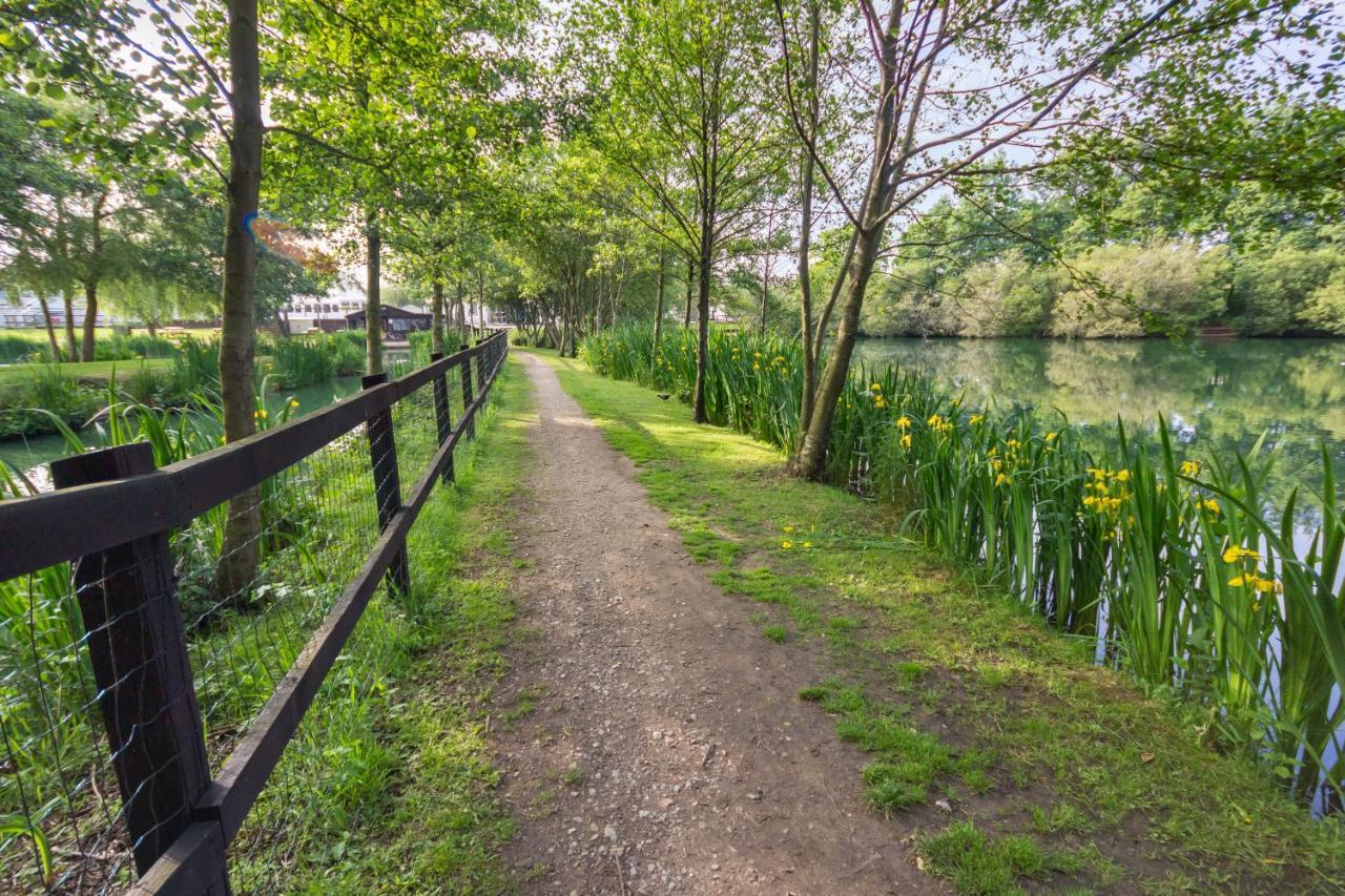 The Lakes Rookley Exterior foto The path around the lake
